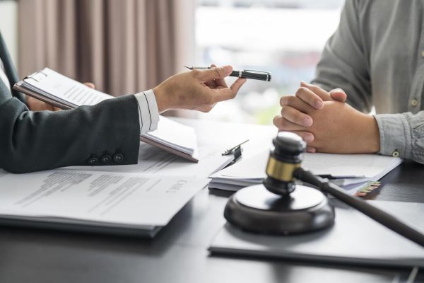 lawyer-legal-counsel-presents-to-the-client-a-signed-contract-with-gavel-and-legal-law-justice-and-lawyer-business-partnership-meeting-concept-photo